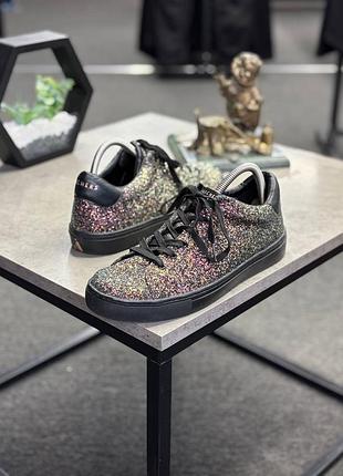 Жіночі снікерси skechers side street-awesome sauce з чорним блискучим верхом.