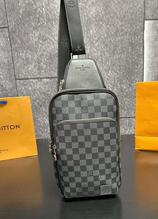 Мужская нагрудная сумка louis vuitton avenue серая в клеточку