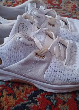 Жiночi кросiвки  nike
