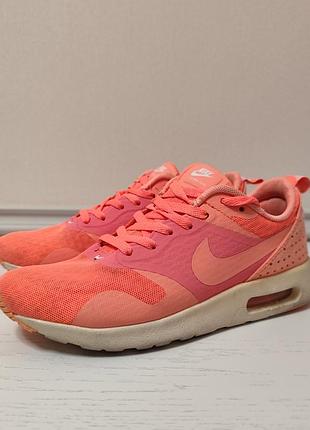 Женские кроссовки nike — модель air max thea в ярком кораллово-розовом цвете.