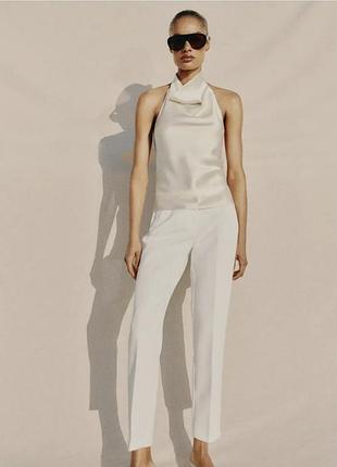 Стильный белый атласный топ халтер от zara имеет изысканный драпированный воротник.