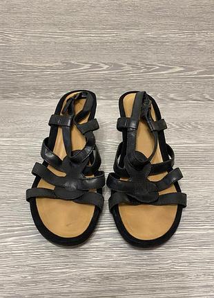 Шкірягі босоніжки жіночі на танкетці 38 р. clarks