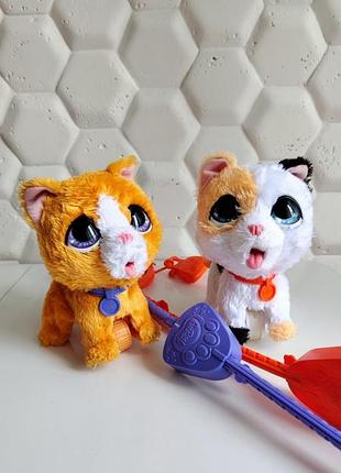 Лот набір іграшок пітомец на повідку кот котик білий рижий hasbro furreal friends іграшка каталкапухнастий вихованець ціна за два акція