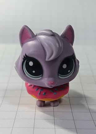 Колекційна фігурка littlest pet shop lps кошеня в пончику оригінал фіолетова № 3-77 hungry pets (pastry pets)