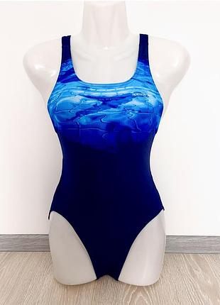Speedo жіночий класний спортивний купальник з красивим прінтом з еластичної тканини, чудово сідає по фігурі.