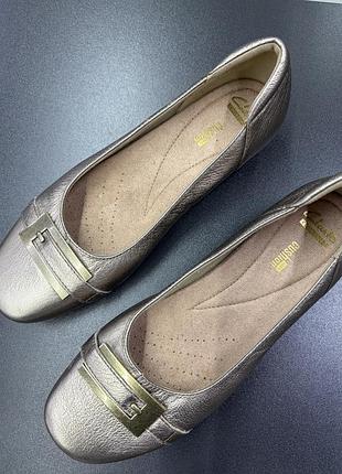 Золотисті шкіряні туфлі clarks 38/25🧡