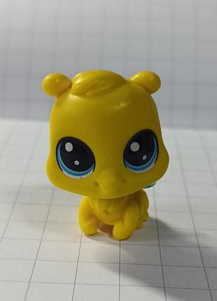 Колекційна фігурка littlest pet shop lps thirsty pets, №4-156 бджола жовта крильця оригінал