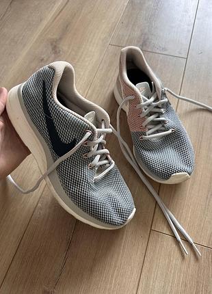 Зручні гнучкі кросівки nike 38 розміру