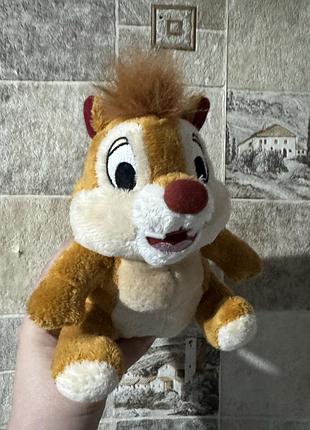 Цей плюшевий бурундук дейл від disney має пухнастий коричневий чубчик та червоний ніс.