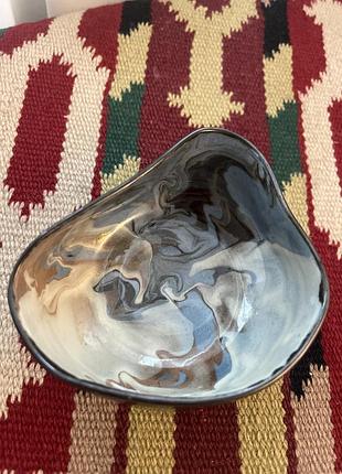 Керамічна мисочка  lake's cornish pottery з міста труро.подібні вироби з цієї майстерні часто датовані 1960-ми роками.