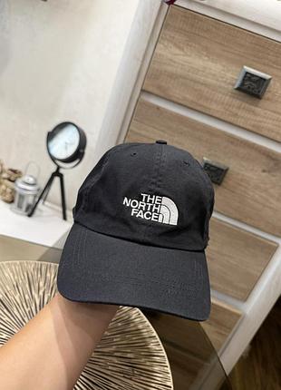 Кепка від бренду the north face