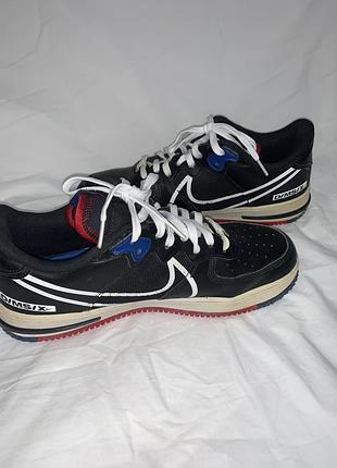 Оригінальні чоловічі кросівки nike air force 1 react у кольоровій гамі black/white-gym red-gym blue.