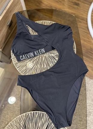 Крутий купальник від бренду calvin klein