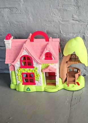 Ігровий набір elc happyland cherry lane cottage заміський котедж, великий двоповерховий будинок, з меблями і фігурками