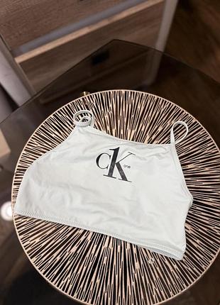 Топ від calvin klein