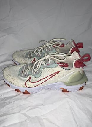 Оригінальні спортивні жіночі кросівки — модель nike react vision у бежевому кольорі з червоними акцентами.