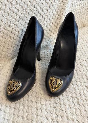 Вінтажні чорні шкіряні туфлі gucci vintage gucci babouska heart crest black leather pumps heel