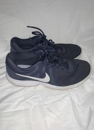 Жіночі оригінальні кросівки — nike revolution 4 у темно-синьому кольорі з білим логотипом swoosh..