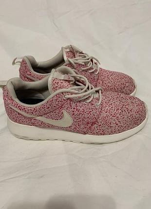 Жіночі кросівки nike roshe run у кольорі "sail pink force" з характерним рожево-білим плямистим візерунком.