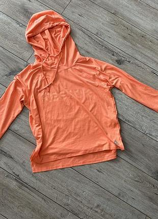 Спортивна кофта reebok limitless charger hoodie в кольорі fusion coral, що вирізняється еластичною тканиною та отворами для великих пальців