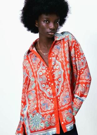 Стильная рубашка zara в насыщенном красном цвете с ярким принтом. очень эффектная и праздничная вещь!