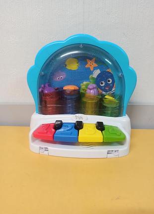 Развивающая музыкальная игрушка baby einstein pop &amp; glow piano в форме ракушки с яркими морскими персонажами.