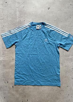 Чоловіча блакитна футболка adidas originals 3-stripes