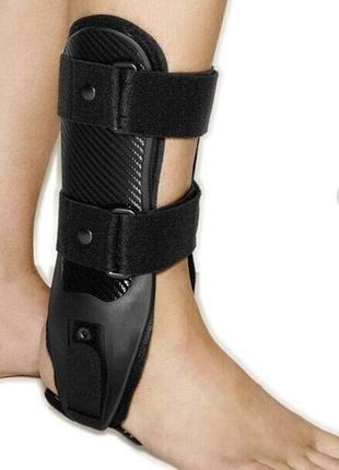 Жестким голеностопным ортезом в виде модели sporlastic arthrofix air( правый)