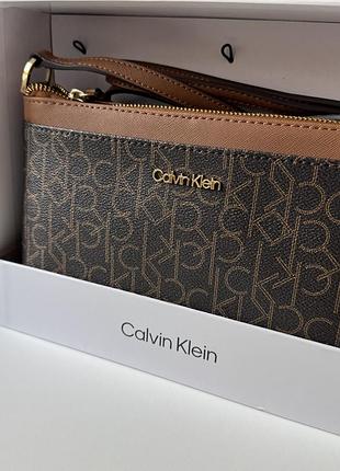 Сумка calvin klein з логотипом в коричневому та білому кольорах на довгому ремінці розмір 26/16 см