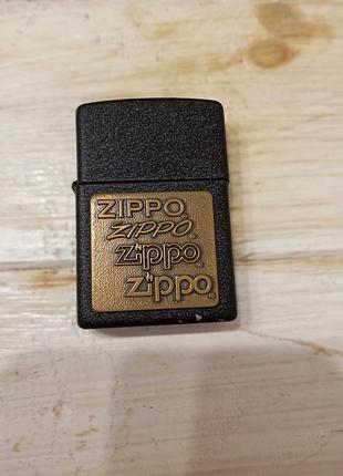 Зажигалка  zippo brass emblem black crackle