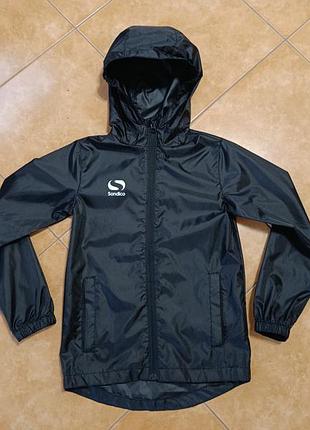 Дитяча спортивна вітровка-дощовик sondico rain jacket у чорному кольорі.