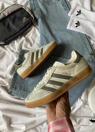 Кроссовкам adidas gazelle indoor в расцветке cloud white/olive strata (светло-бежевый/оливковый). 36 (22.5cm.) 📏 23cm.