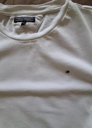 Футболка білого кольору tommy hilfiger.