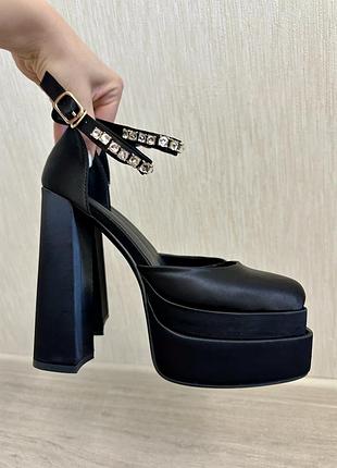Нові туфлі у стилі versace
