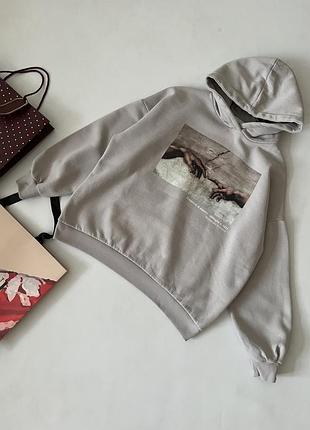 Бежеве худі pull & bear із принтом «створення адама» мікеланджело.