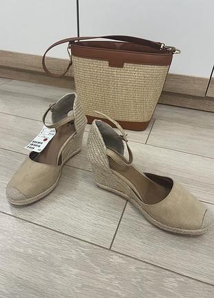 Жіночі бежеві босоніжки-еспадрилі на танкетці від бренду h&m, 38 розміру. на танкетці зі плетеною джутовою мотузкою та штучного замшу бежевого кольору