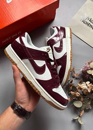 Nike sb dunk burgundy croc