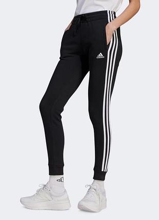 Спортивні штани adidas essentials 3-stripes чорного кольору з класичними білими смужками вздовж штанин.🤌🏻✨