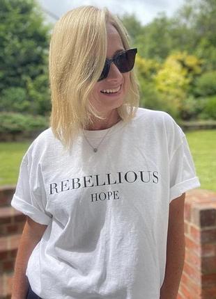 Стильна жіноча футболка rebellious hope біла з написом оверсайз вільна на літо весну базова унісекс безшовна з боків