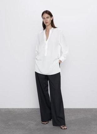 Белая удлинённая сорочка з v-образним вырезом с новой коллекции zara