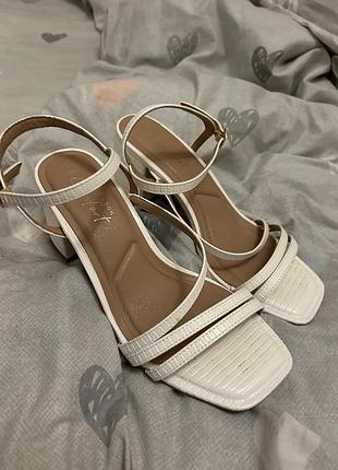 Босоніжки comfort wide fit 38/5 білі