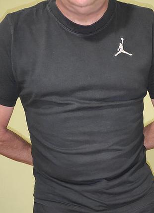 Спорт черная футболка - модель nike jordan jumpman изготовлена из 100% хлопка и имеет вышитый логотип.