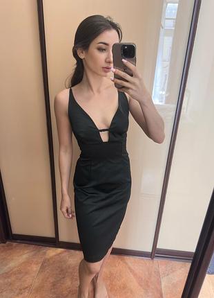 Чорна сукня з відкритою спиною