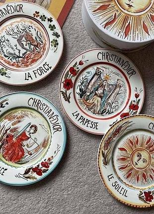 Набір тарілок christian dior дуже естетичні