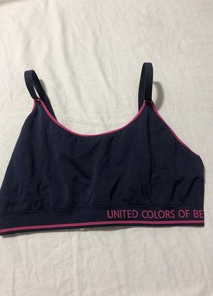 Це безшовний спортивний бюстгальтер united colors of benetton темно-синього кольору з рожевою обробкою.