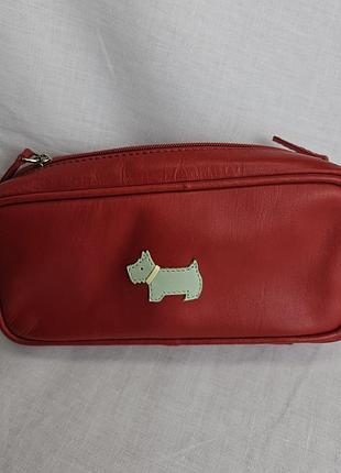 Косметичка із червоної шкіри від бренду radley.