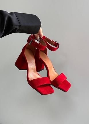 Босоножки на каблуке замшевые красные