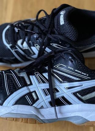 Кросівки asics.