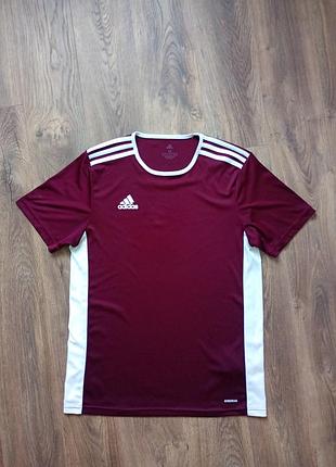 Брендова футболка adidas.