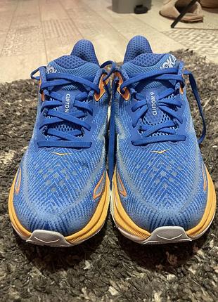 Кросівки hoka clifton 9 у яскравому синьо-помаранчевому кольорі